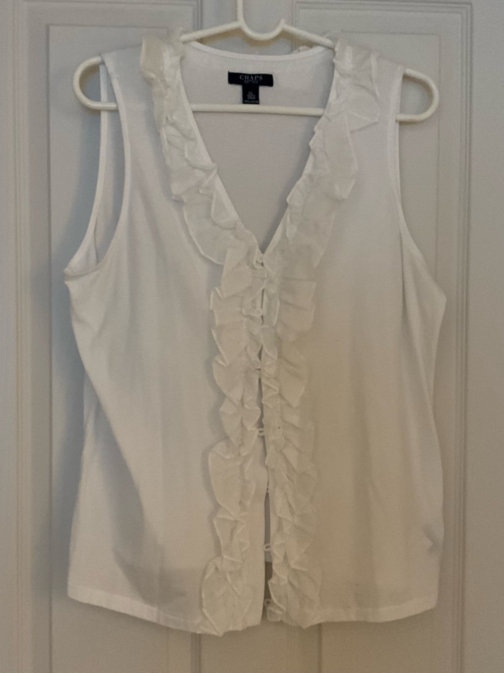 Cha[s White Ruffle V-Neck Sleeveless Top